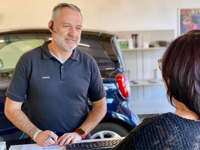 Professioneller Smart Service nach Herstellervorgaben. Smart fortwo auf der Hebebühne in der SMP-Werkstatt während einer Inspektion.