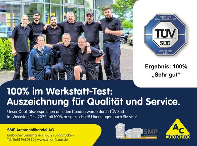 Moderne Diagnosetechnik für präzisen Werkstattservice. Ein Mechaniker bei der professionellen Fahrzeugdiagnose in der SMP-Meisterwerkstatt.