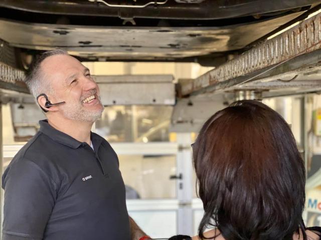 Detailgenaue Wartung durch unser geschultes Fachpersonal. Mechaniker führt eine Motorwartung an einem Smart in der SMP-Fachwerkstatt durch.
