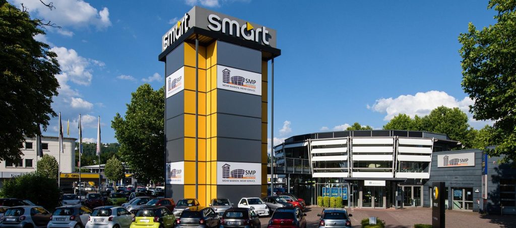 Willkommen bei der SMP Automobilhandel AG - Ihr Autohaus an der Saar. Der moderne Showroom der SMP Automobilhandel AG in Saarbrücken mit einer breiten Fahrzeugauswahl.