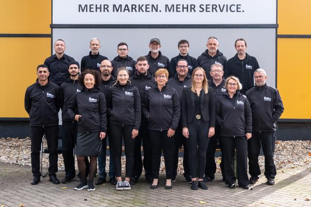 Vertrauen und Fairness bei der Fahrzeugübergabe. Zufriedener Kunde erhält den Autoschlüssel von einem SMP-Mitarbeiter.