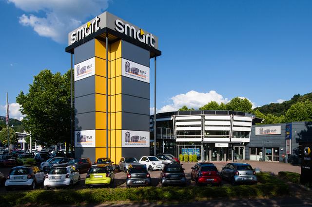 Entdecken Sie unsere Fahrzeugvielfalt in Saarbrücken Der moderne Showroom der SMP Automobilhandel AG mit Fahrzeugausstellung.