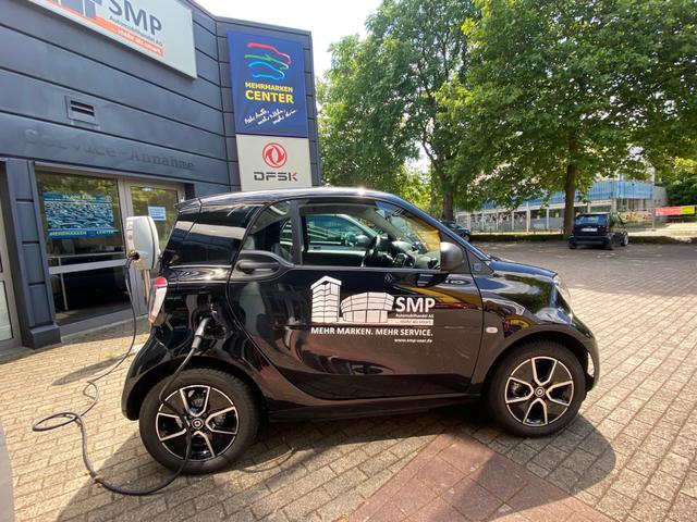 Eine angenehme Atmosphäre für unsere Kunden. Heller und freundlicher Wartebereich für Kunden im Autohaus SMP.
