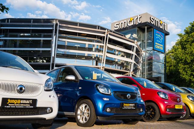 Besuchen Sie uns für Ihren nächsten Smart Servicetermin. Die Außenansicht der SMP Automobilhandel AG in Saarbrücken, Ihr Partner für Smart Service.