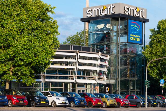 Ihr zuverlässiger Partner für Wartung und Reparatur im Saarland. Außenansicht der Serviceannahme und Werkstatt der SMP Automobilhandel AG.