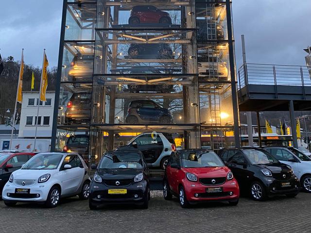 Seit 1998 Ihre Adresse für Automobile in Saarbrücken. Die Außenfassade des modernen Autohauses der SMP Automobilhandel AG.