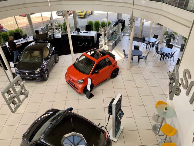 Wir freuen uns auf Ihren Besuch. Einladender Empfangsbereich mit Kundentheke bei der SMP Automobilhandel AG.